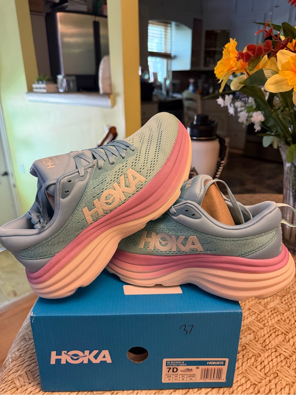 HOKA BONDI 8 sz 8.5 woman new in box and sold out color!!!!